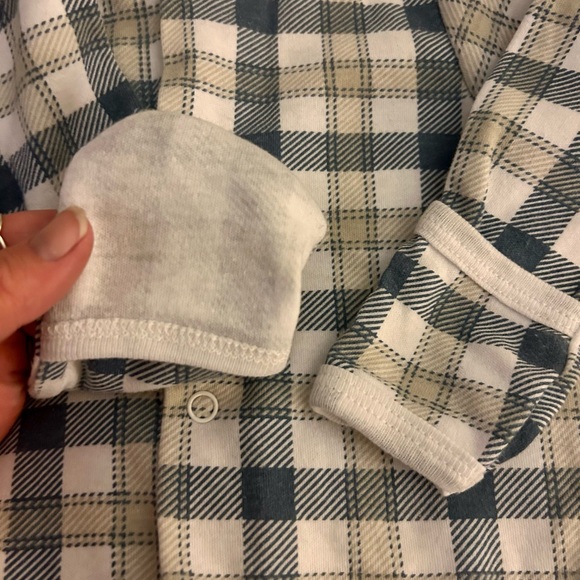 2 Badgley Mischka 6-9 months sleep n play outfits - Picture 2 of 7